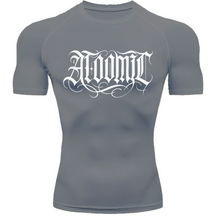 Camiseta Compressão Térmica Proteção UV +50 Manga Curta Lettering Tattoo Atoomic Gótico
