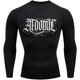 Camiseta Compressão Térmica Proteção UV +50 Manga Longa Lettering Tattoo Atoomic Escrita Gótica