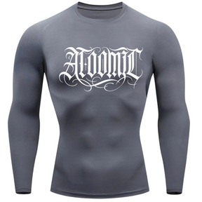 Camiseta Compressão Térmica Proteção UV +50 Manga Longa Lettering Tattoo Atoomic Escrita Gótica