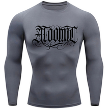 Camiseta Compressão Térmica Proteção UV +50 Manga Longa Lettering Tattoo Atoomic Escrita Gótica