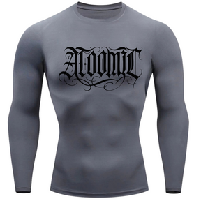 Camiseta Compressão Térmica Proteção UV +50 Manga Longa Lettering Tattoo Atoomic Escrita Gótica