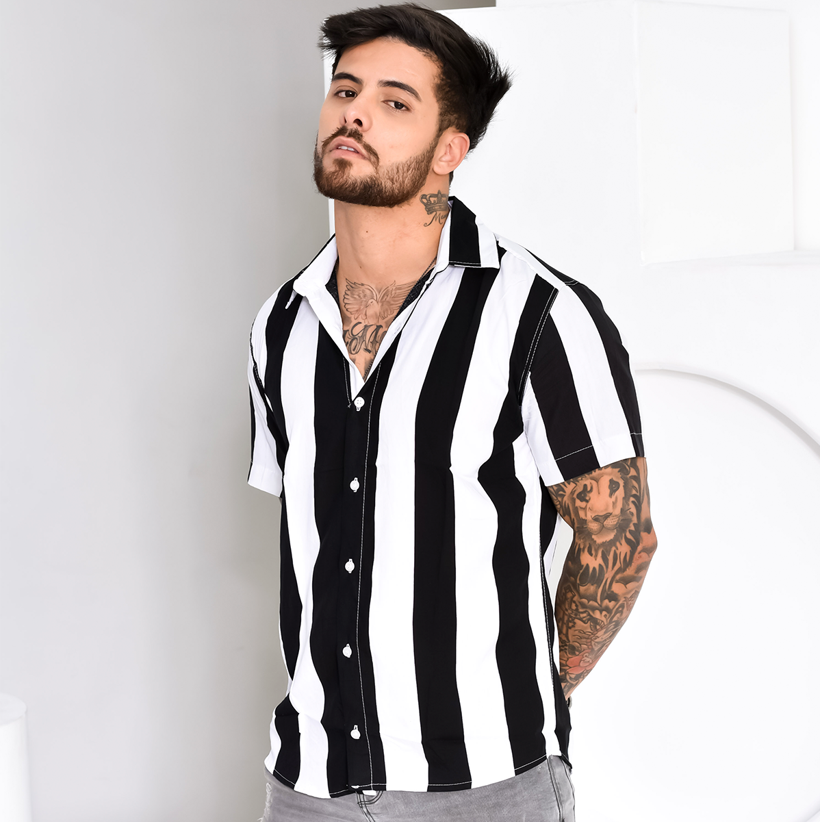 camisa de viscose com linhas brancas e pretas